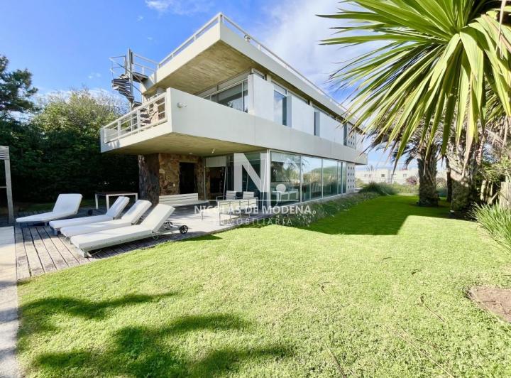 Casa · 629m² · 6 Ambientes · 1 Cochera