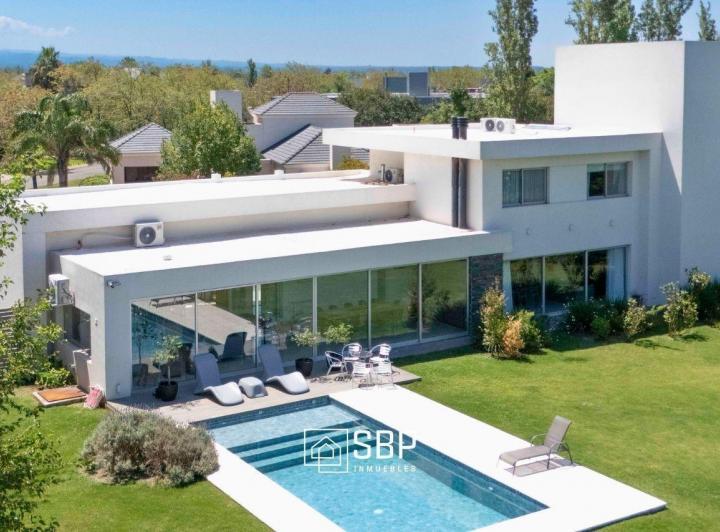 Casa · 595m² · 10 Ambientes · 2 Cocheras