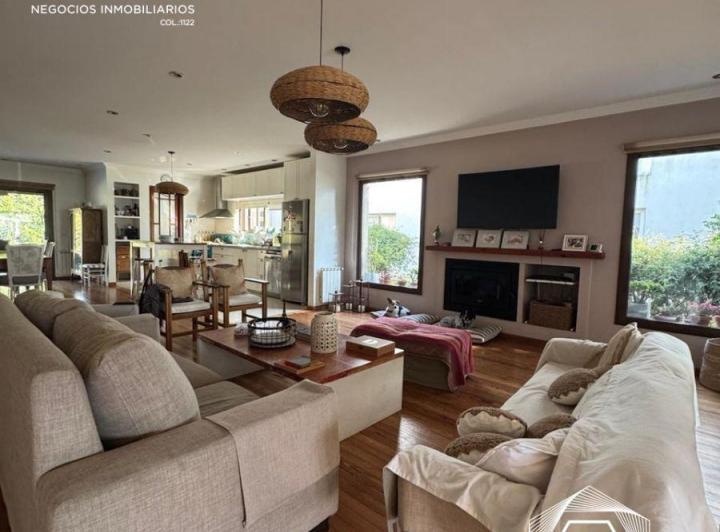Casa · 260m² · 5 Ambientes · 2 Cocheras