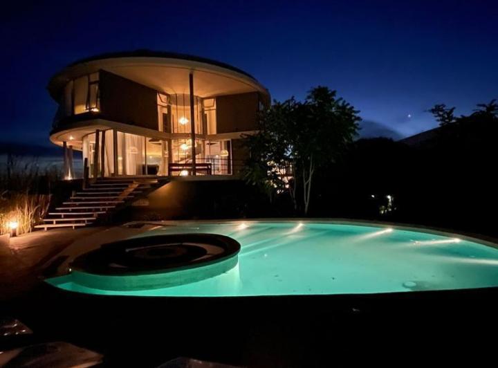 Casa · 230m² · 5 Dormitorios