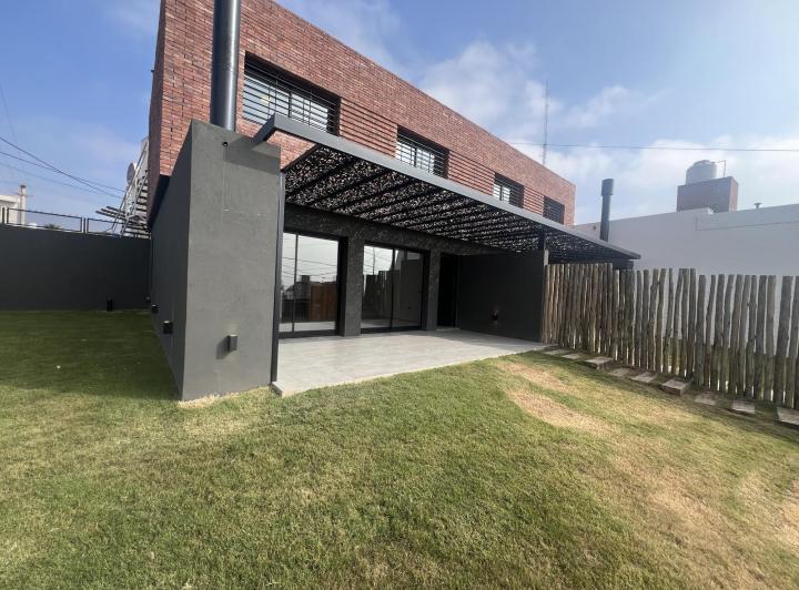 Casa · 100m² · 3 Ambientes · 1 Cochera