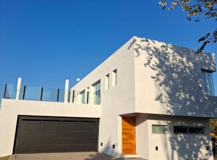 Casa · 320m² · 9 Ambientes · 4 Cocheras