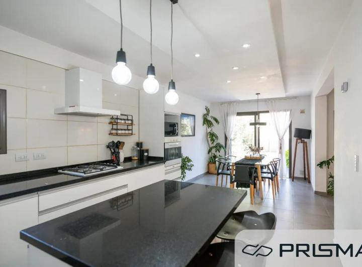 Casa · 240m² · 11 Ambientes · 4 Cocheras