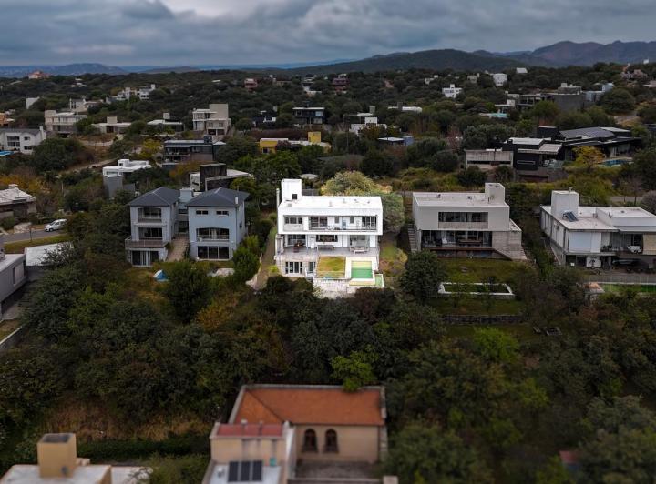 Casa · 346m² · 6 Ambientes · 2 Cocheras
