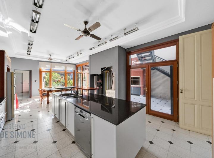 Casa · 476m² · 6 Ambientes · 1 Cochera