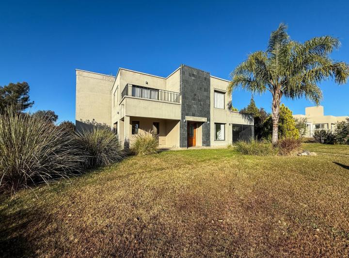 Casa · 2150m² · 6 Ambientes · 2 Cocheras
