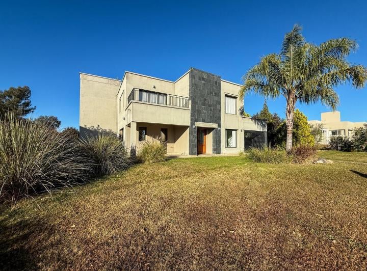 Casa · 2150m² · 6 Ambientes · 2 Cocheras