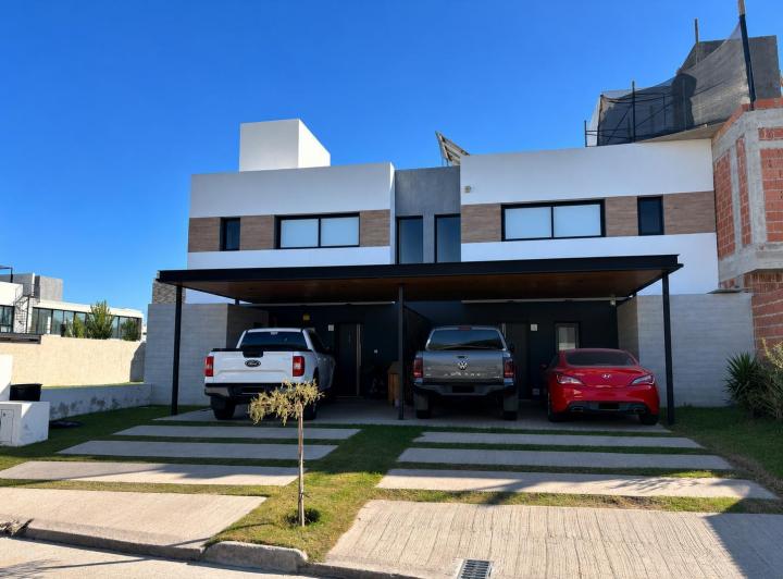 Casa · 160m² · 4 Ambientes · 2 Cocheras