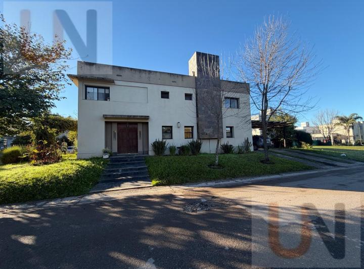 Casa · 146m² · 8 Ambientes · 2 Cocheras