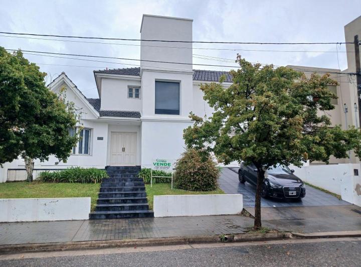 Casa · 350m² · 8 Ambientes · 2 Cocheras
