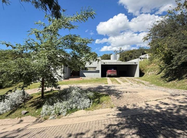 Casa · 365m² · 5 Ambientes · 1 Cochera