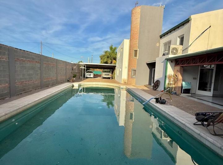 Casa · 220m² · 5 Ambientes · 4 Cocheras