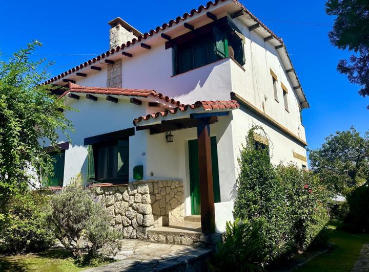 Casa · 300m² · 5 Dormitorios · 2 Cocheras