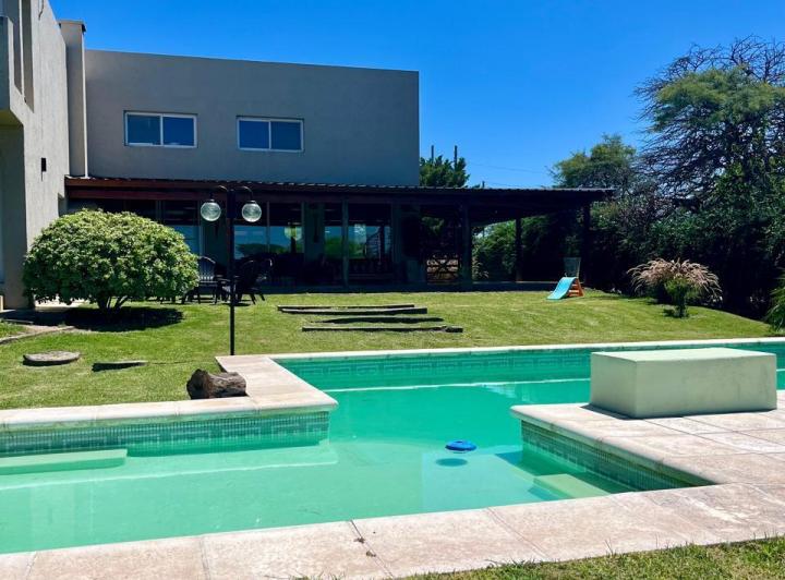 Casa · 360m² · 4 Ambientes · 1 Cochera