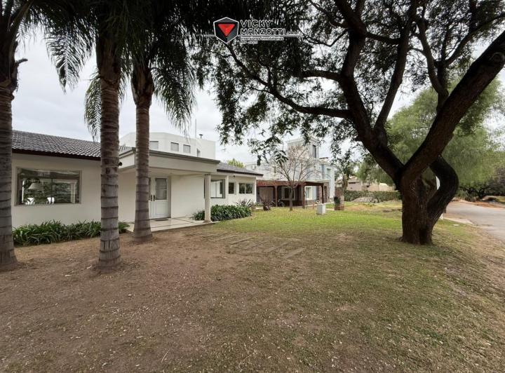 Casa · 304m² · 4 Ambientes · 1 Cochera