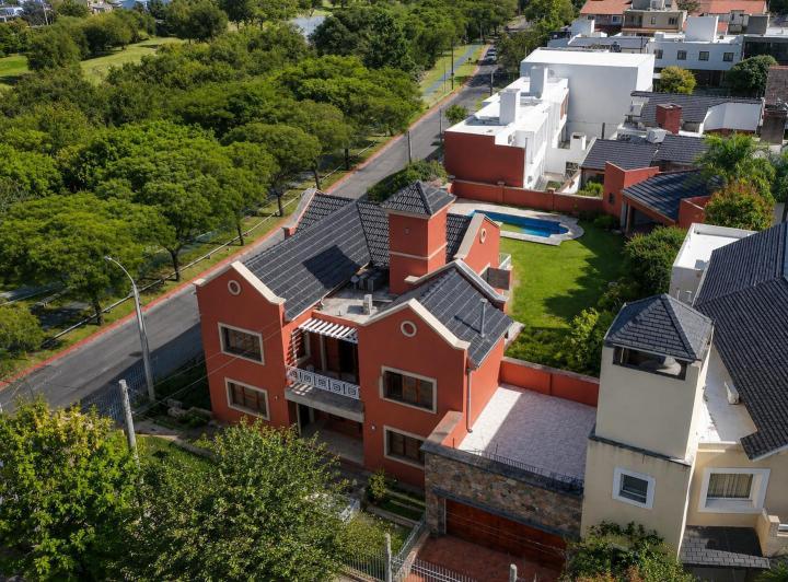 Casa · 320m² · 6 Ambientes · 2 Cocheras