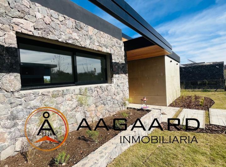 Casa · 400m² · 8 Ambientes · 1 Cochera