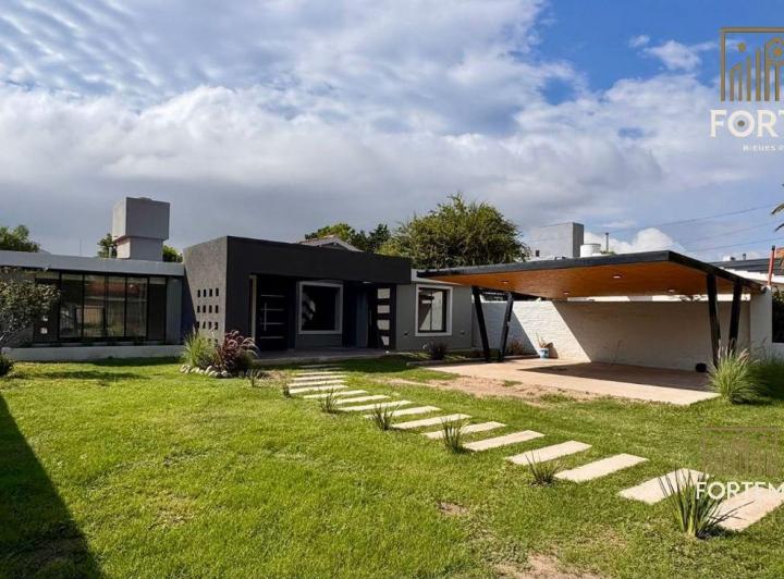 Casa · 206m² · 8 Ambientes · 1 Cochera