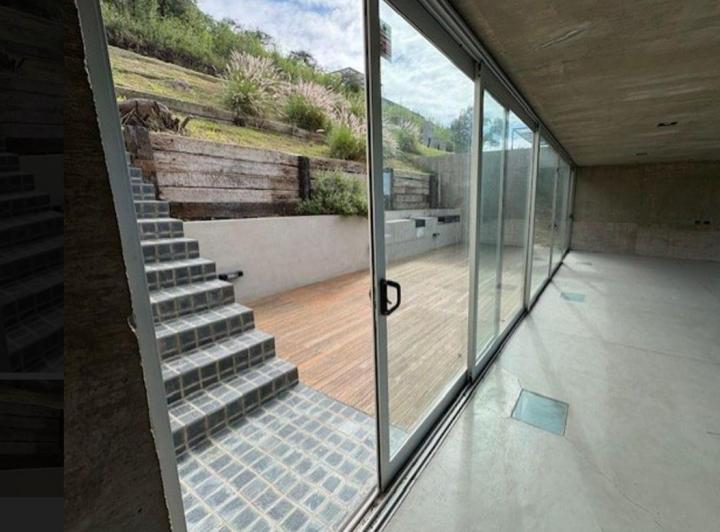 Casa · 1000m² · 3 Ambientes · 2 Cocheras
