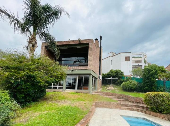 Casa · 550m² · 6 Ambientes · 2 Cocheras