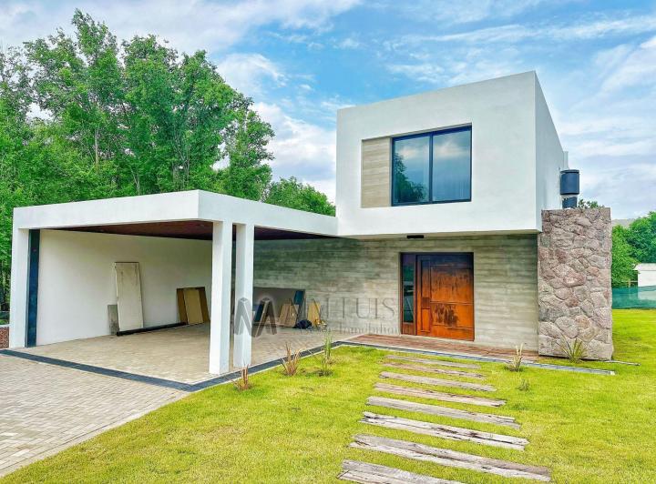 Casa · 202m² · 5 Ambientes · 2 Cocheras