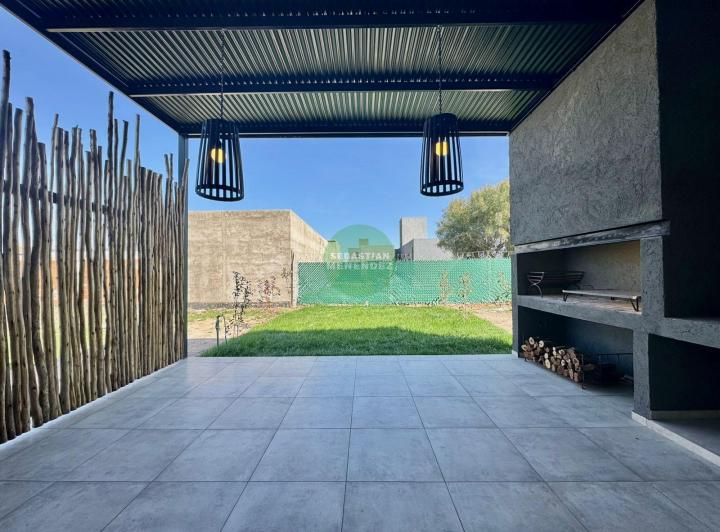Casa · 140m² · 6 Ambientes · 2 Cocheras