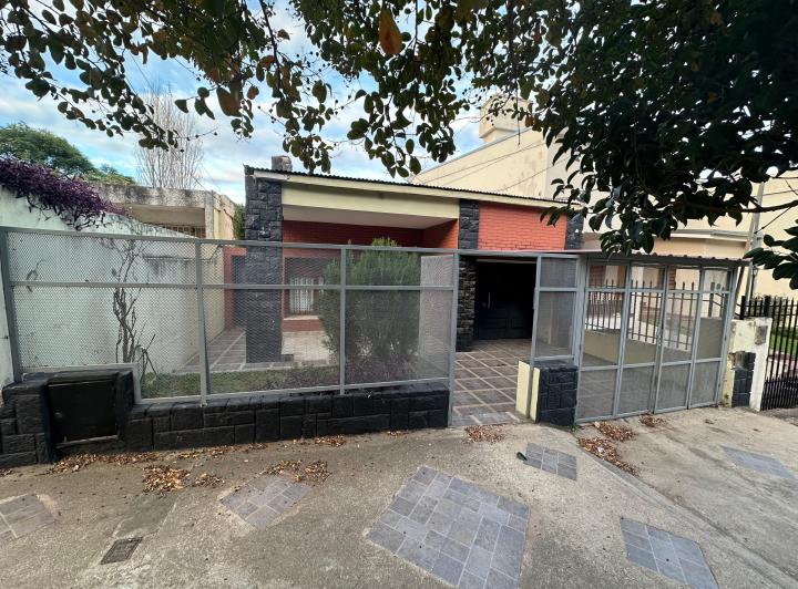 Casa · 374m² · 7 Ambientes · 1 Cochera