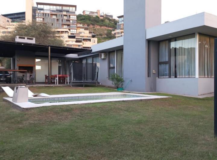 Casa · 220m² · 5 Ambientes · 2 Cocheras