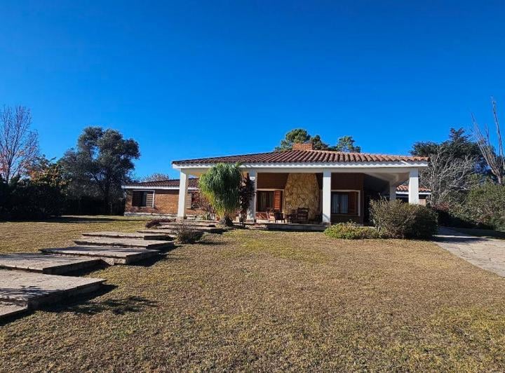 Casa · 300m² · 6 Ambientes · 1 Cochera