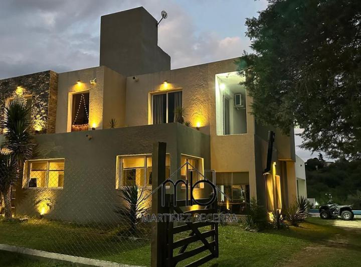 Casa · 320m² · 5 Ambientes · 2 Cocheras