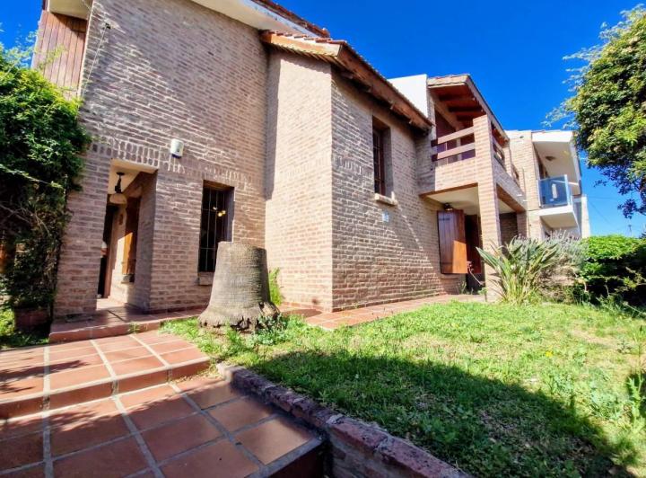 Casa · 254m² · 7 Ambientes · 2 Cocheras