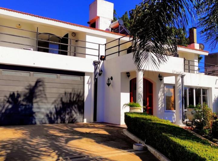 Casa · 202m² · 8 Ambientes · 4 Cocheras