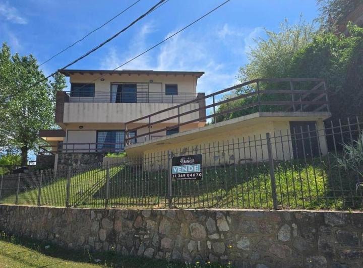 Casa · 215m² · 4 Ambientes · 5 Cocheras