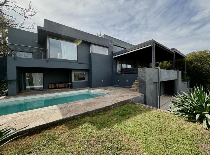 Casa · 580m² · 10 Ambientes · 4 Cocheras