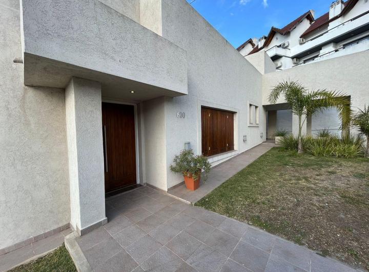 Casa · 264m² · 4 Ambientes · 3 Cocheras