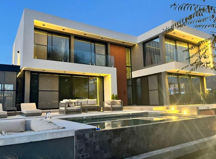 Casa · 300m² · 6 Ambientes · 2 Cocheras