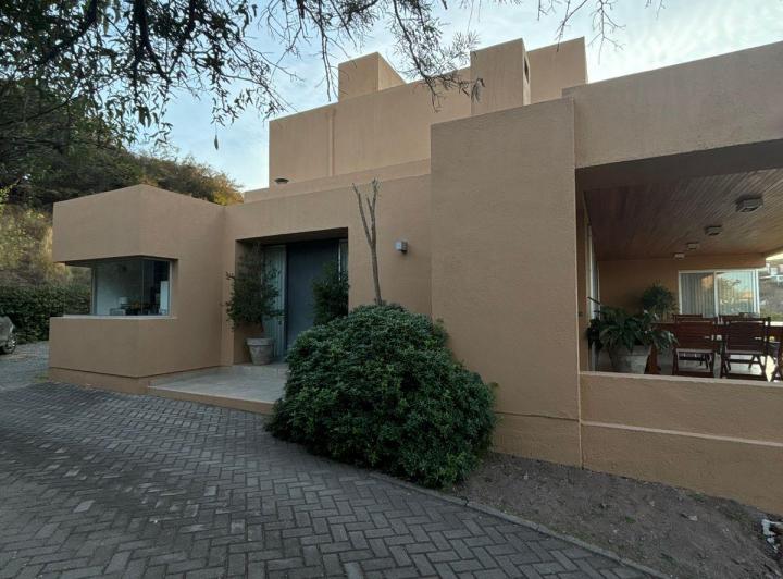 Casa · 283m² · 10 Ambientes · 2 Cocheras