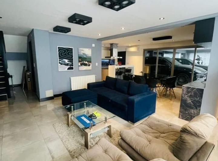 Casa · 230m² · 6 Ambientes · 3 Cocheras