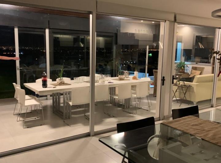 Casa · 430m² · 8 Ambientes · 4 Cocheras