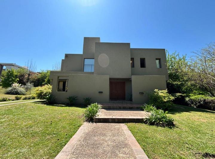 Casa · 370m² · 14 Ambientes · 2 Cocheras