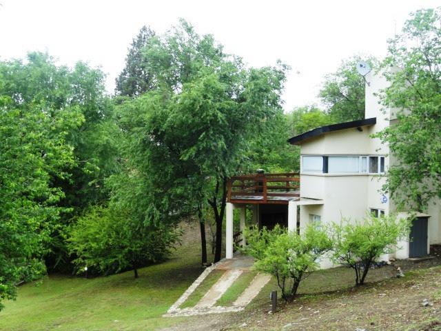 Casa · 220m² · 8 Dormitorios · 4 Cocheras