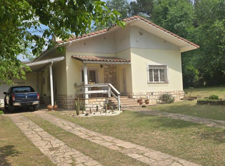 Casa · 180m² · 2 Dormitorios · 3 Cocheras