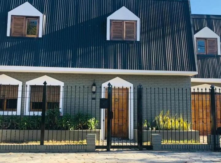 Casa · 180m² · 6 Ambientes · 1 Cochera