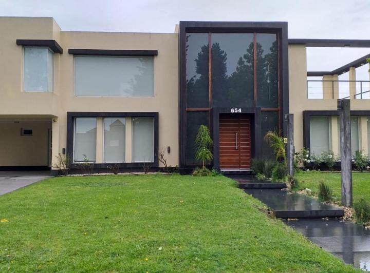 Casa · 280m² · 5 Ambientes · 3 Cocheras
