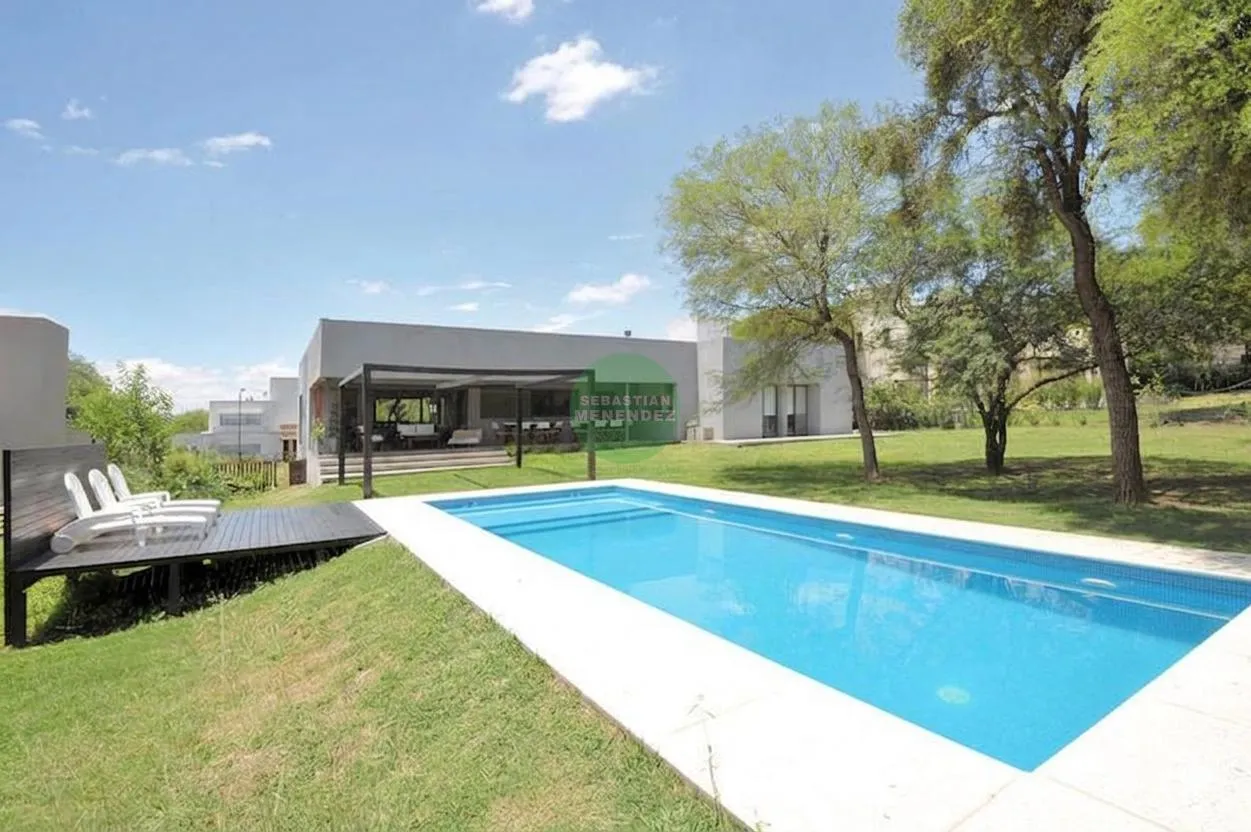 Recibe Menor - Fondo espacio verde - 3 Dormitorios - Galeria - Casa en venta en el bosque