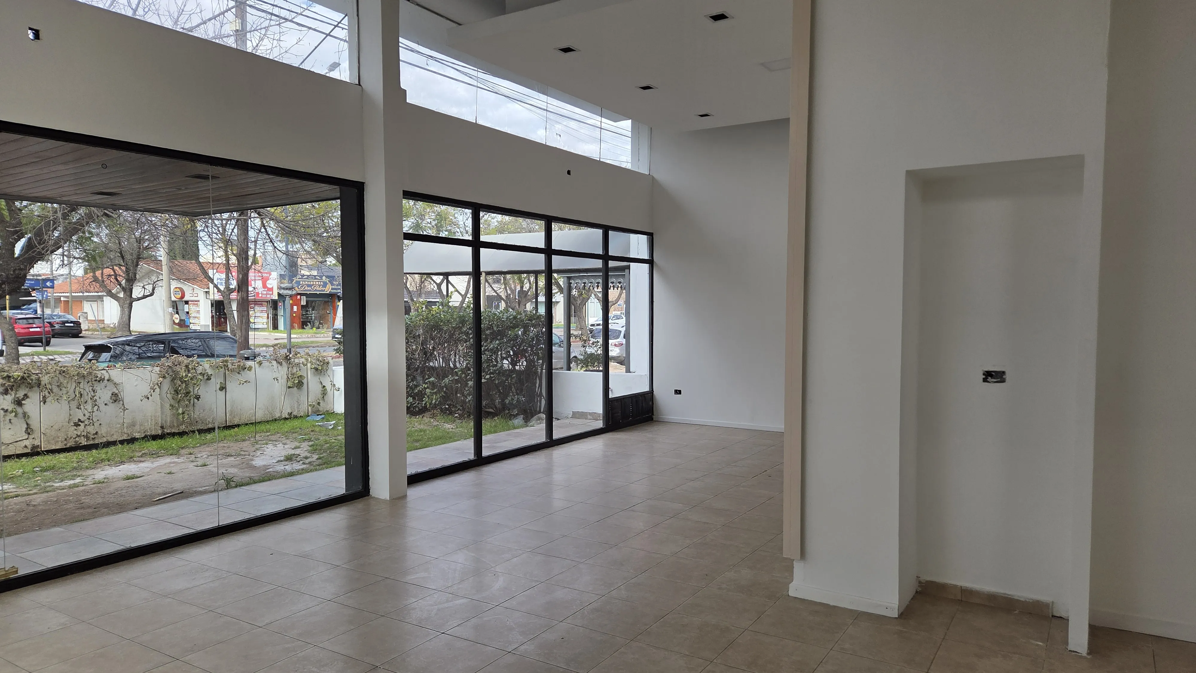 IMPORTANTE LOCAL COMERCIAL ESQUINA SOBRE AV RAFAEL NUÑEZ AL 3791