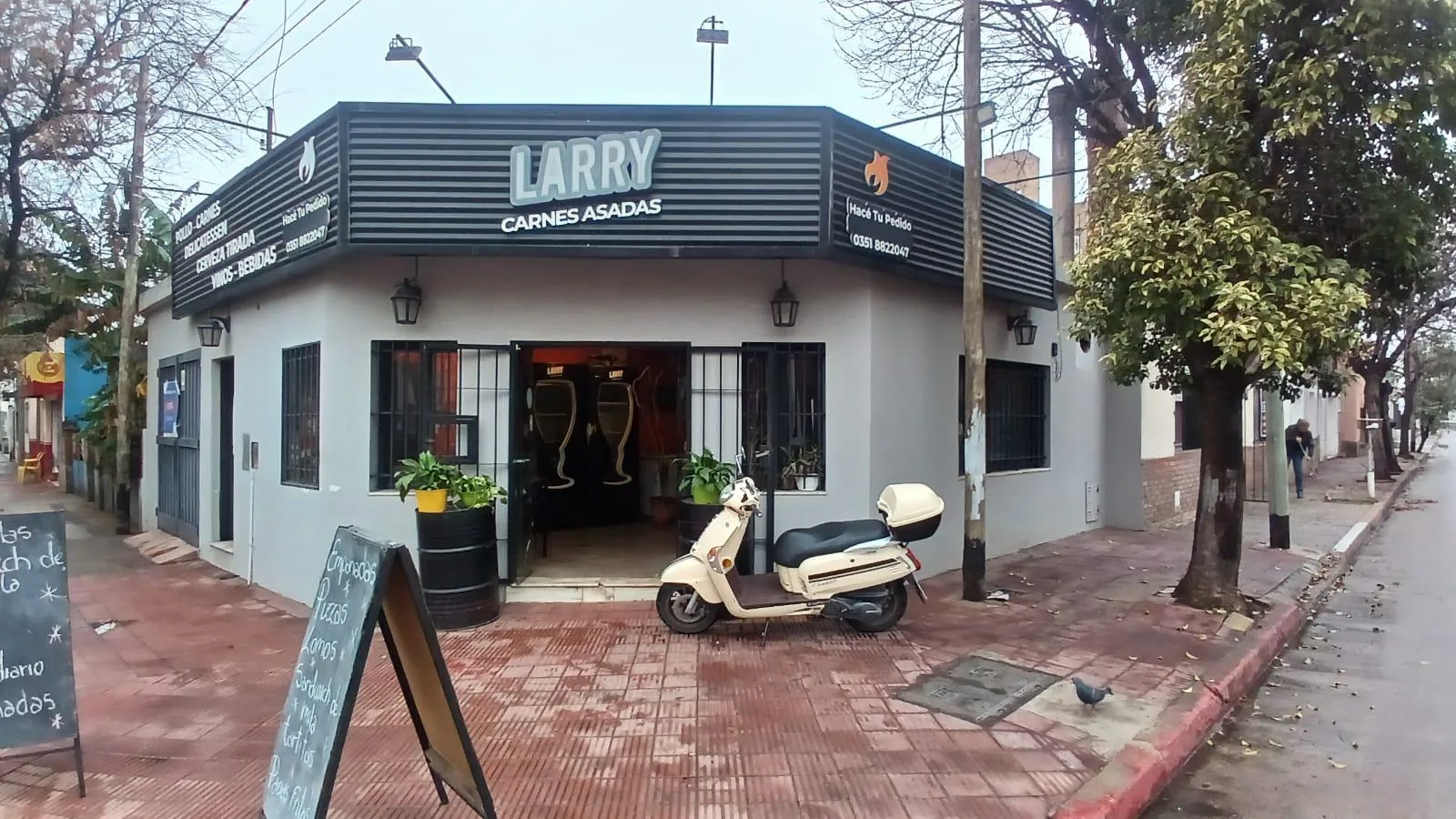 Rio Negro 450 esquina ideal para comercio T:180 m2 y 171 m2 cub.