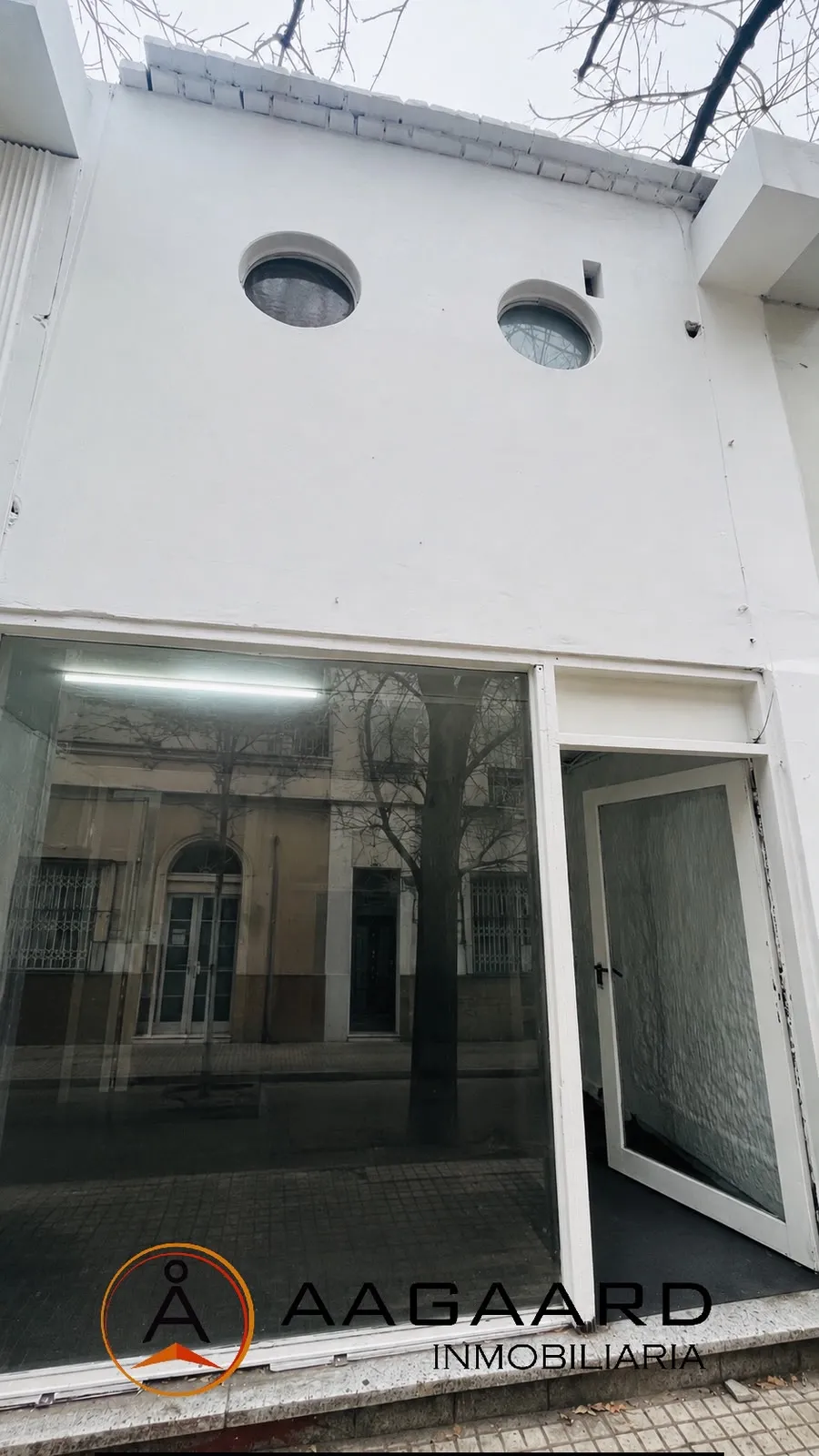 LOCAL COMERCIAL CON VIDRIERA EN ALQUILER
