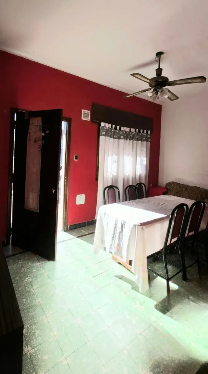 Casa con departamento en planta alta a metros de Bv. Los Granaderos