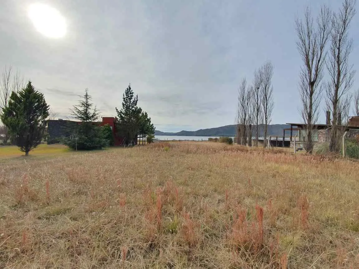 SE VENDE ESPECTACULAR LOTE SOBRE COSTA EN BARRIO DEL LAGO, POTRERO DE GARAY.
